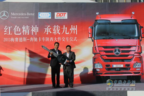 十臺(tái)奔馳Actros SLT大件牽引車(chē)一次性交付中國(guó)用戶(hù)