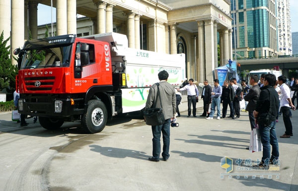 紅巖杰獅可卸式垃圾車亮相第七屆上海國際固體廢棄物、清潔專用設備與技術展