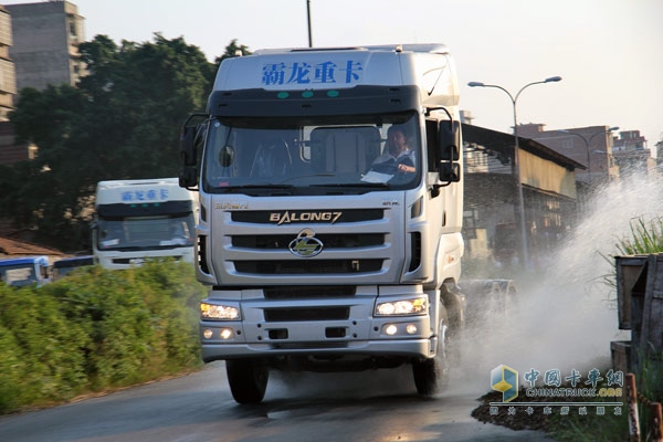 東風(fēng)柳汽M7高速版重卡迎歐洲冠軍車隊(duì)試駕體驗(yàn)