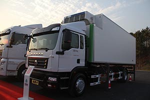 中國重汽 汕德卡 380馬力 4X2 國四甩廂冷藏車