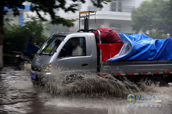 謹(jǐn)慎應(yīng)對秋雨天氣