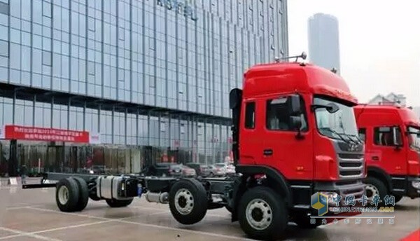 6X2中橋提升載貨車