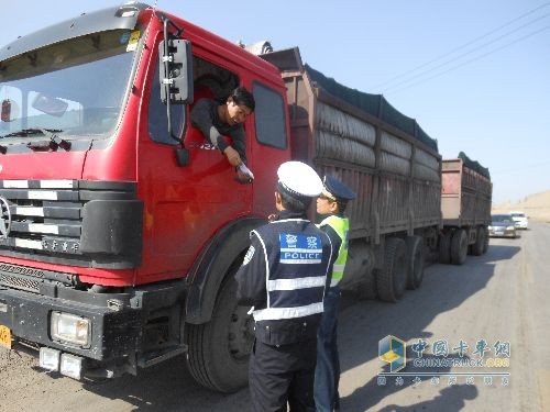 河南集中警力異地執(zhí)法嚴查超限超載運輸