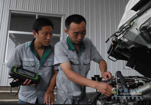 奧馳汽車工匠精神代表人物杜超（右）