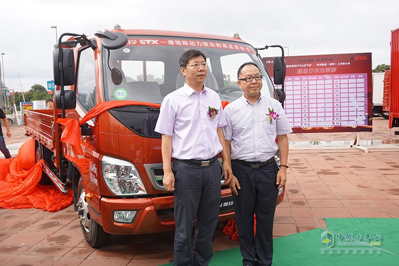 陜汽重卡 德龍新M3000 輕量化版 310馬力 4X2 國(guó)四牽引車(SX4186GN361)