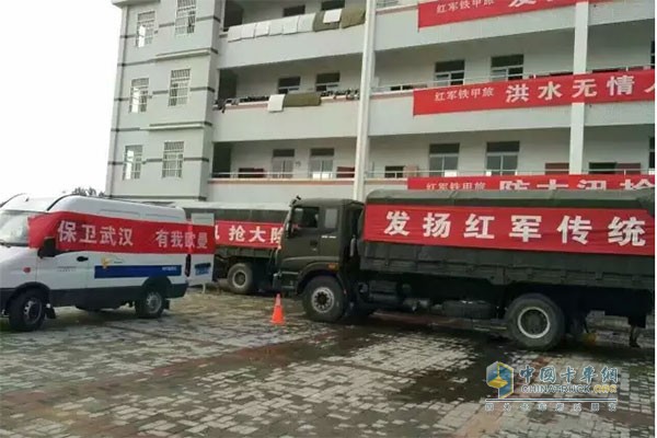 人民子弟兵與歐曼軍車整裝待發(fā)