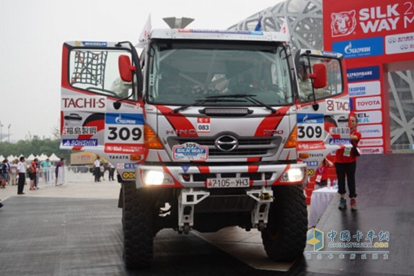 日野卡車(chē)車(chē)隊(duì)獲得2016絲綢拉力賽第一和第三賽段冠軍