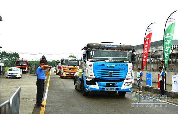 作為一款量產(chǎn)的車型，想要挑戰(zhàn)經(jīng)過專業(yè)改裝的賽車難度很大，但是為了能在比賽中有亮眼的操作，聯(lián)合卡車服務(wù)保障團(tuán)隊夜以繼日