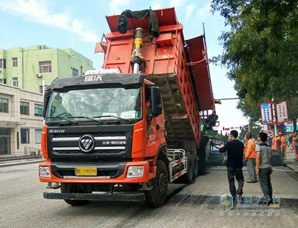 公路上一輛疾馳的橙色福田瑞沃工程車讓他眼前一亮!驅(qū)車尾隨到施工現(xiàn)場和司機(jī)敬煙攀談，熟絡(luò)后還忍不住開了一圈!高端的品牌、大氣的外觀、澎湃的動力、舒適的操控、沉穩(wěn)的駕馭感讓他激動不已——這就是他心中理想的工程車!