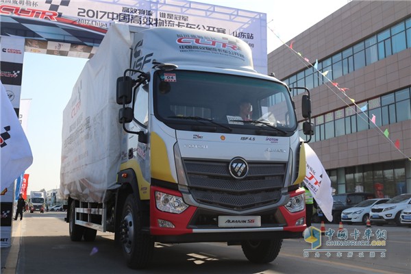 2017中國高效物流卡車公開賽中卡組“道路實況賽”參賽車準(zhǔn)備出發(fā)