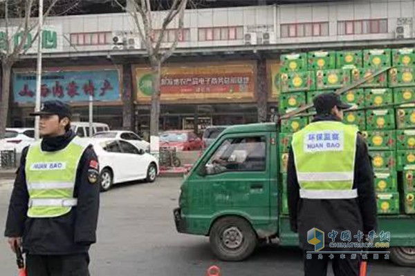 北京市機(jī)動車排放管理中心工作人員對車輛進(jìn)行環(huán)保監(jiān)管執(zhí)法