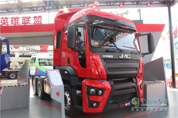 江鈴威龍6×4牽引車