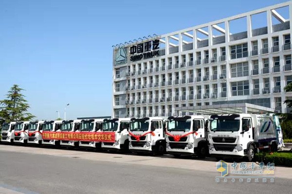 中國重汽集團(tuán)青島重工兩批次壓縮式垃圾車順利交付青島環(huán)衛(wèi)