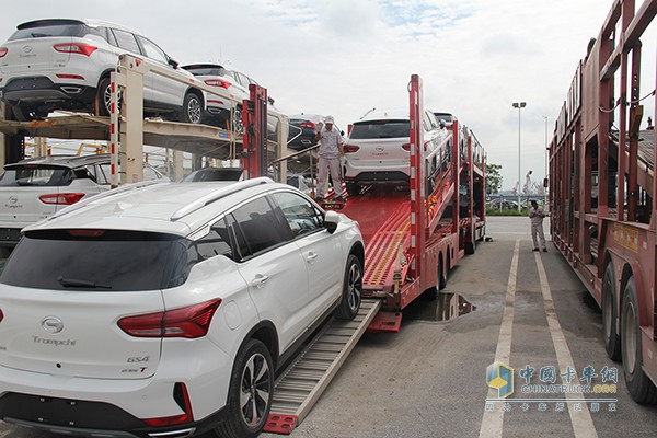 一臺(tái)臺(tái)“小白”正在裝車