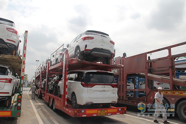 廣汽日野700中置軸轎運(yùn)車裝車工作完成