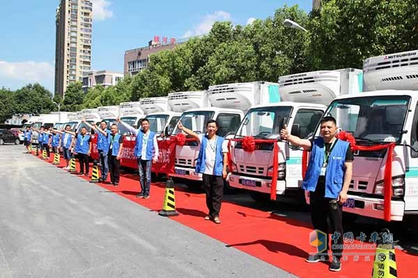 浙江長(zhǎng)典醫(yī)藥有限公司首批慶鈴五十鈴600P冷藏車交付儀式現(xiàn)場(chǎng)