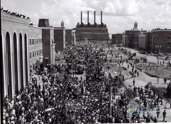 1956年7月14日，職工歡呼第一批解放車出廠