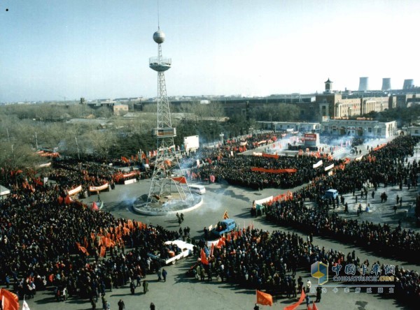 1986年2月14日,在1號門廣場上召開了盛大的換型改造動員大會