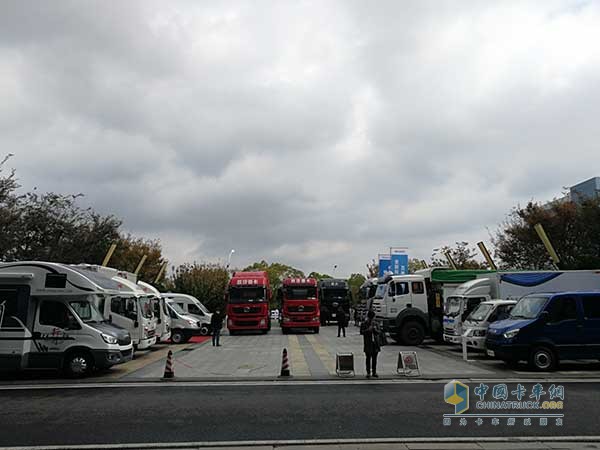 大會展車區(qū)域商用車云集，吸引行業(yè)內(nèi)外等諸多人士觀摩、品鑒