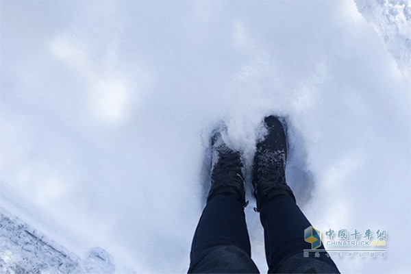 ?大雪，積雪厚度已沒過腳踝