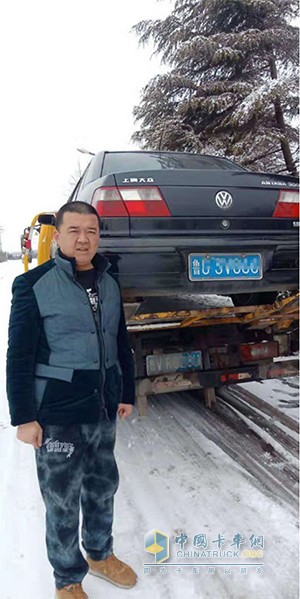 成功拖車后，郭先生與救援車輛合影(資料圖)