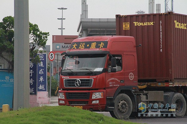 龍穴島偶遇的大運港口牽引車