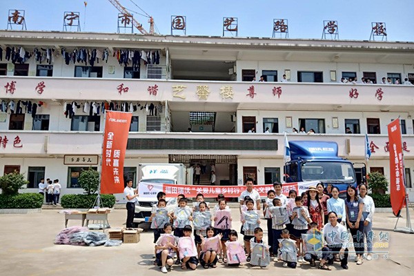 時代汽車“關(guān)愛鄉(xiāng)村兒童行”車隊來到了南寧市園藝路學校