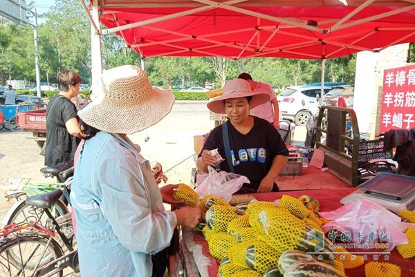 福田祥菱楊姐可是水果行當(dāng)資深銷售精英，這位買主選擇以現(xiàn)金支付