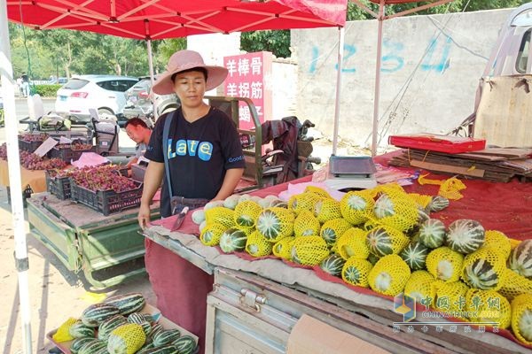 福田祥菱楊姐所在的菜市場，攤位管理費(fèi)每天3元一米，可分季度交付