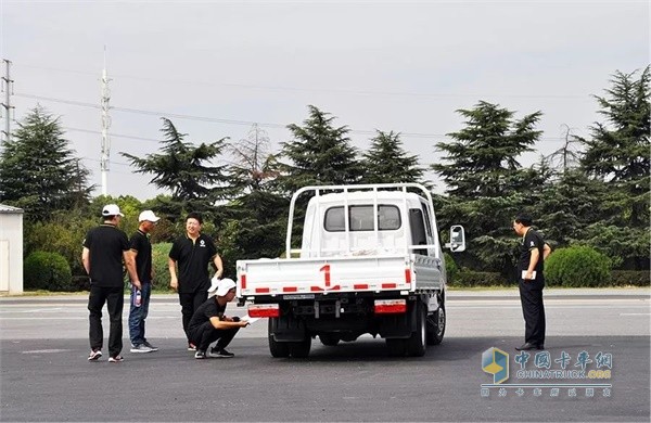 東風股份領導帶領東風汽車股份內部客戶在試車場展開車輛試乘試駕