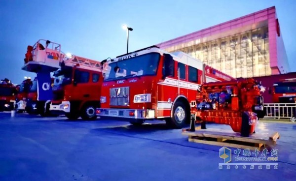 夜晚的中集聯(lián)合卡車消防車展臺格外莊嚴(yán)和美麗