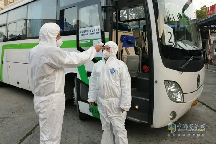 2月25日，車身廠啟用9輛消殺后的通勤車，接送97名員工上下班