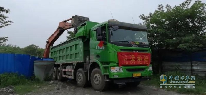 蕪湖北坤運(yùn)輸有限公司等單位積極調(diào)派聯(lián)合卡車(chē)渣土車(chē)奔赴災(zāi)區(qū)，實(shí)施救援，持續(xù)向蕪湖堤壩運(yùn)輸泥土、黃沙，加對(duì)堤壩進(jìn)行構(gòu)筑加固