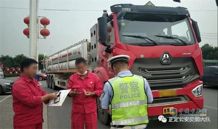 石家莊交警對(duì)?；愤\(yùn)輸車進(jìn)行檢查