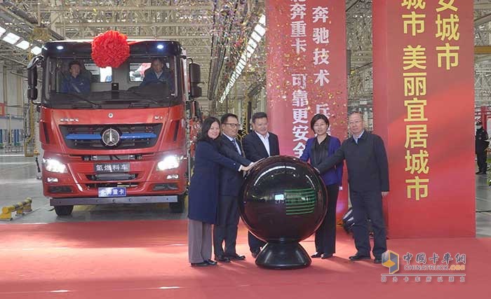 內(nèi)蒙古氫燃料車首臺套新車發(fā)布并進(jìn)行揭幕。