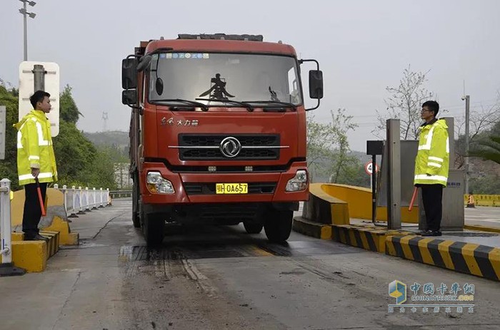 道路交通,右側(cè)行駛,中重型貨車