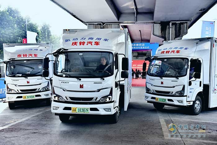 氫燃料電池物流車緩緩駛出會(huì)場(chǎng)駛向成都?xì)洚a(chǎn)業(yè)示范區(qū)