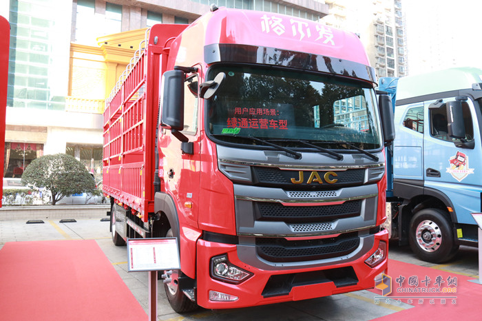 格爾發(fā)4×2 290倉柵式運(yùn)輸車