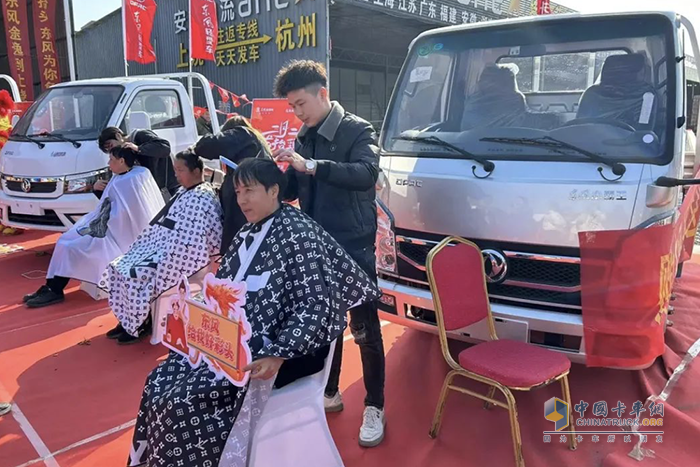 斬獲訂單19臺！東風輕型車為卡友運輸添彩頭