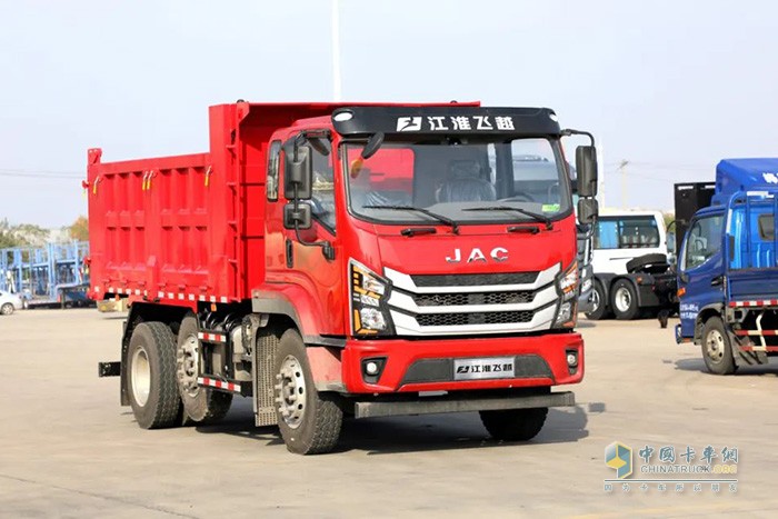 江淮飛越6×2R提升橋自卸車(chē)，將憑借輕量化、高承載、高效、安全等優(yōu)勢(shì)，助力卡友征戰(zhàn)城建運(yùn)輸，在嚴(yán)格治超管理環(huán)境下也能合規(guī)多拉，實(shí)現(xiàn)低成本高收益，輕松走上創(chuàng)富之路。