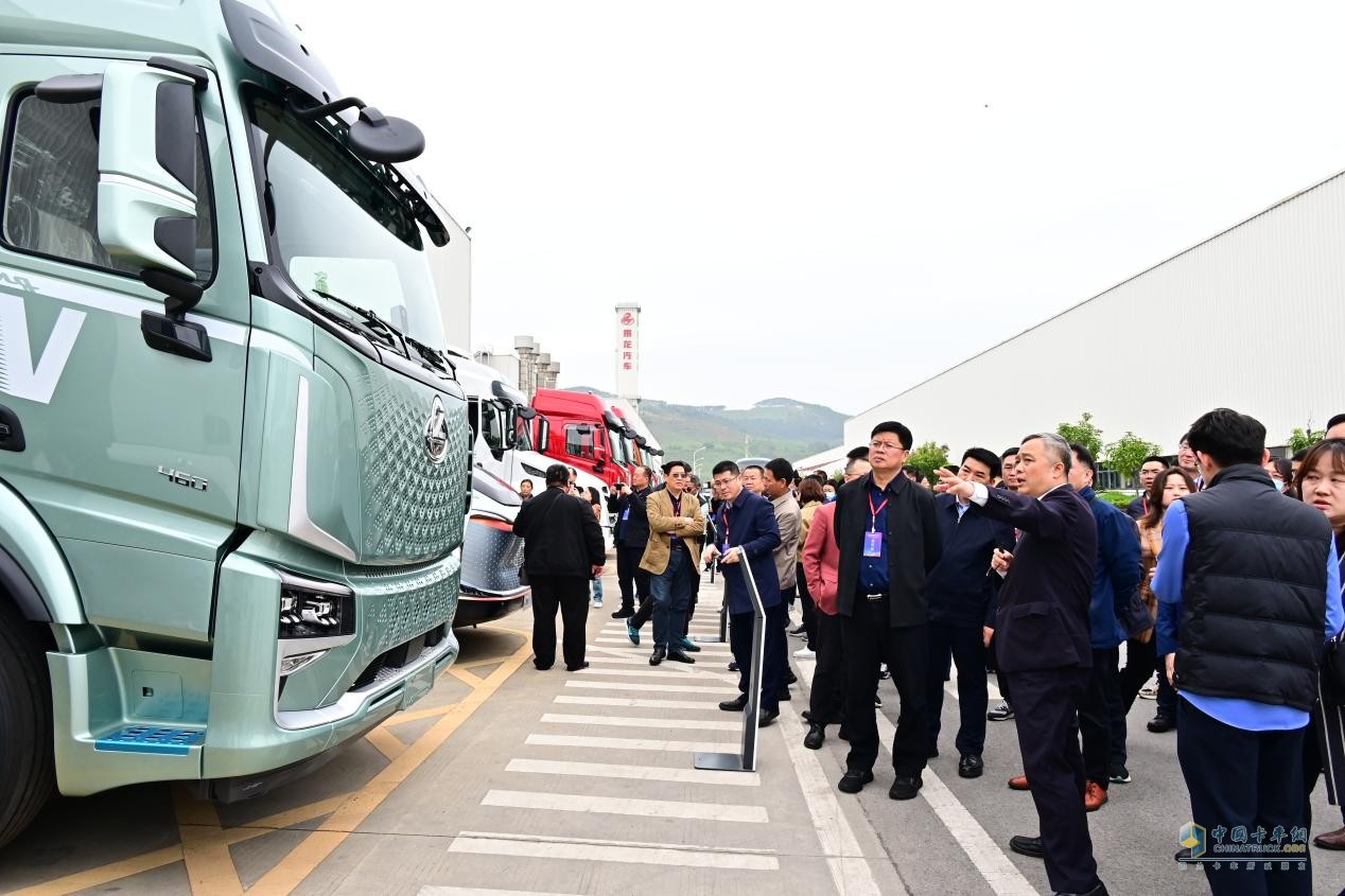 柳州汽車工業(yè)轉(zhuǎn)型“頭排兵”，東風(fēng)柳汽乘龍“秀肌肉”