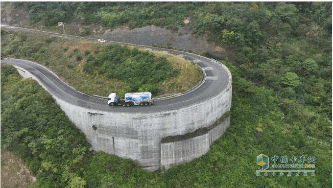 重卡劈彎戰(zhàn)天路！宇通新能源山地性能挑戰(zhàn)完美收官