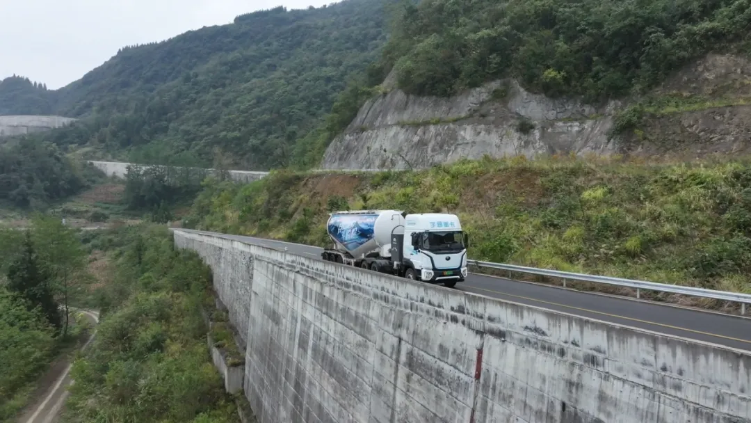 重卡劈彎戰(zhàn)天路！宇通新能源山地性能挑戰(zhàn)完美收官