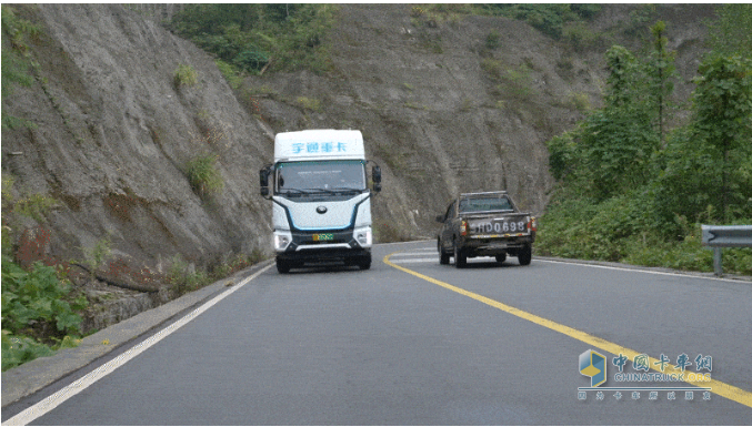 重卡劈彎戰(zhàn)天路！宇通新能源山地性能挑戰(zhàn)完美收官