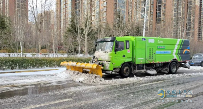 全軍出擊！宇通環(huán)衛(wèi)以雪為令齊奮戰(zhàn)，破冰除雪保暢通