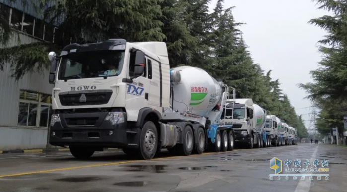 好雨知時(shí)節(jié) 凌宇半掛攪拌車(chē)批量交付客戶