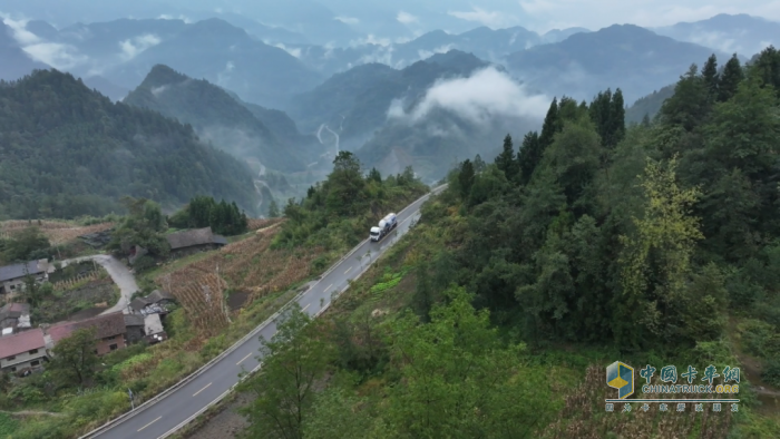 重卡劈彎戰(zhàn)天路！宇通新能源山地性能挑戰(zhàn)完美收官