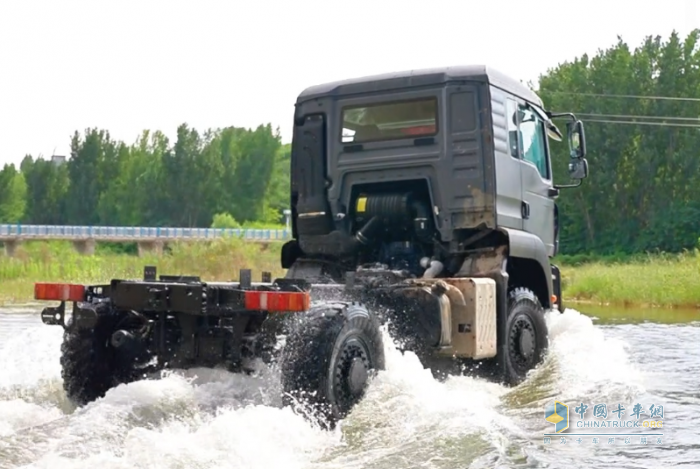 中國重汽豪沃中型4×4獨立懸架越野車：荒野主宰，肆意馳騁！