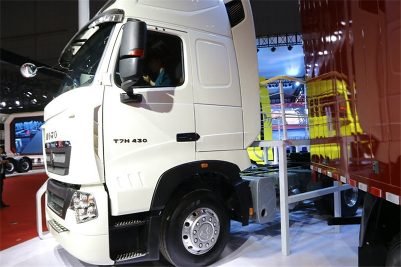 中國重汽 HOWO T7H 重卡 430馬力 6X4 LNG 國五牽引車(ZZ4257V384HE1LB)