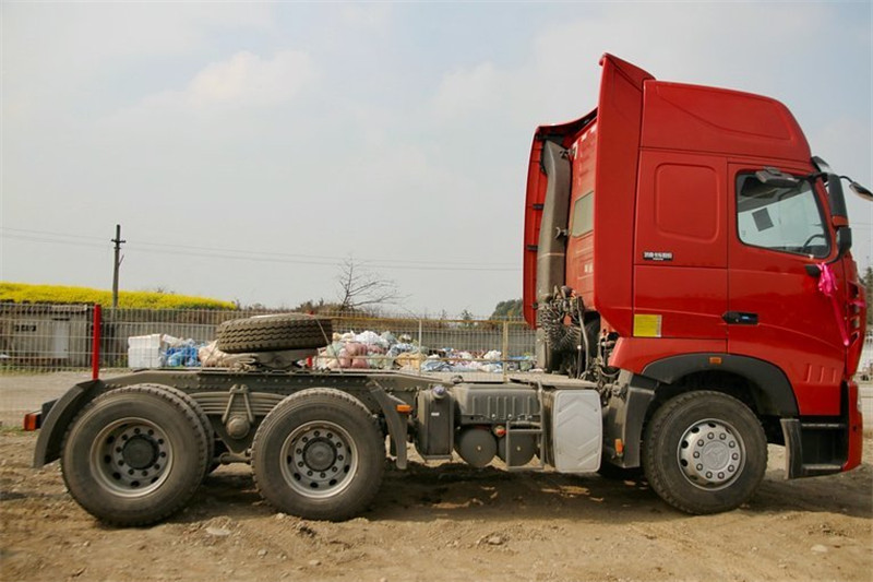 中國(guó)重汽 HOWO T7H重卡 320馬力 4X2 國(guó)四危險(xiǎn)品牽引車(ZZ4187V361HD1W)(高頂)